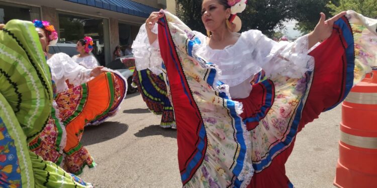 Maestros le ponen fiesta a la Calle Hidalgo