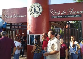 Padres de familia exigen plantilla completa de 18 maestros en la Primaria Club de Leones
