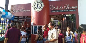 Padres de familia exigen plantilla completa de 18 maestros en la Primaria Club de Leones