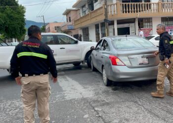 Camioneta rotulada de la Secretaría de Comunicaciones causa choque