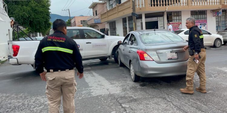 Camioneta rotulada de la Secretaría de Comunicaciones causa choque