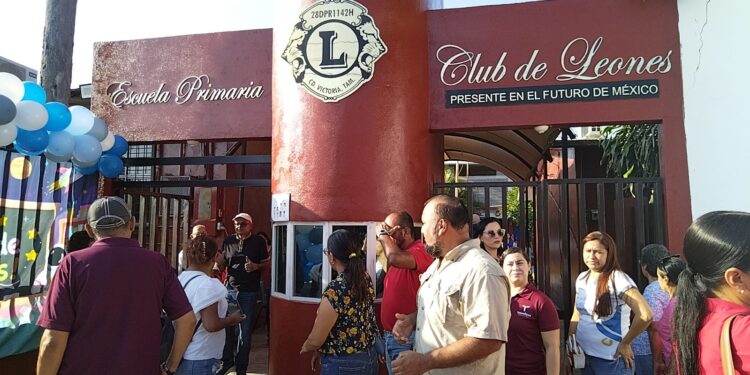 Padres de familia exigen plantilla completa de 18 maestros en la Primaria Club de Leones