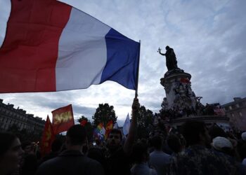 Francia en riesgo: inestabilidad política, deuda histórica y protestas sociales