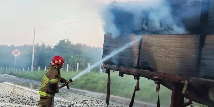 Se incendia tractocamión en carretera Victoria-Zaragoza