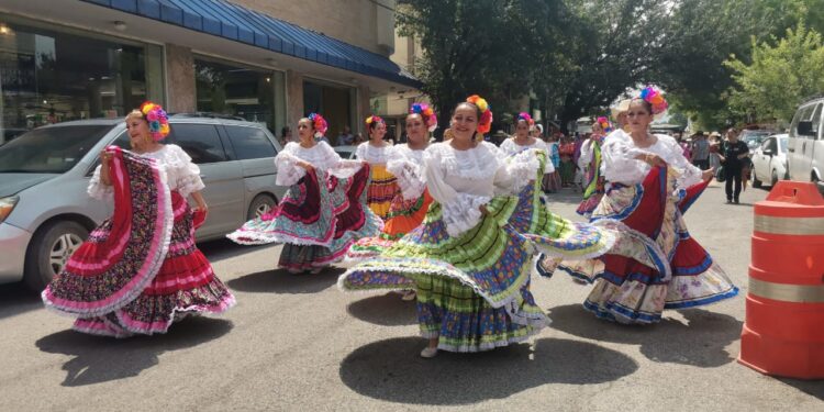 Maestros le ponen fiesta a la Calle Hidalgo