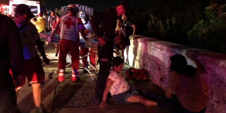 Conductora se desmaya y embiste a peatones: cuatro lesionados