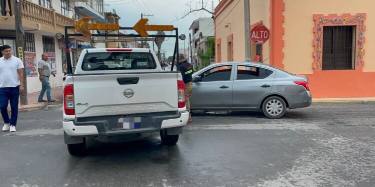 Camioneta rotulada de la Secretaría de Comunicaciones causa choque