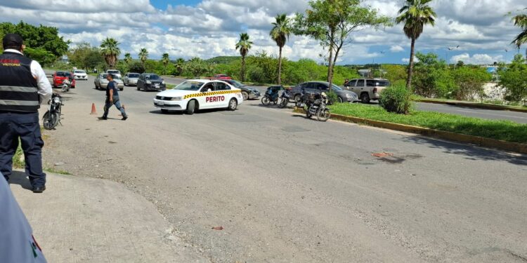 Motociclista herido al estrellarse contra una camioneta