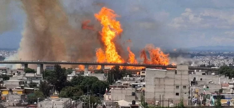 Exceso de velocidad, causa del estallido de pipa en Iztapalapa: Fiscalía