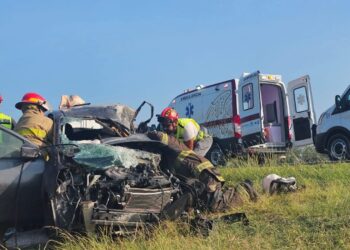 Un muerto y un herido grave en choque frontal de auto y tráiler en ruta Victoria-Tampico