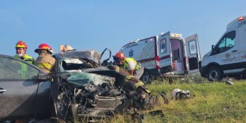 Un muerto y un herido grave en choque frontal de auto y tráiler en ruta Victoria-Tampico