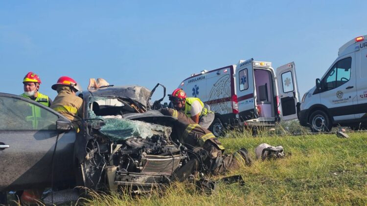 Un muerto y un herido grave en choque frontal de auto y tráiler en ruta Victoria-Tampico