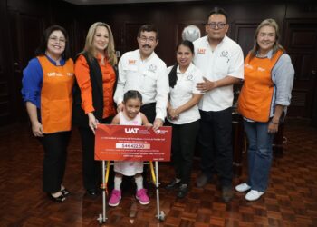Familia UAT entrega donativo en apoyo a la salud de la pequeña Natalia