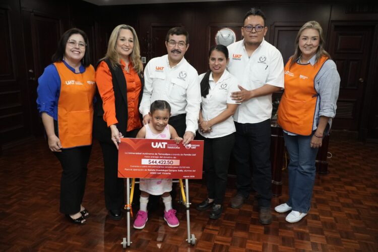 Familia UAT entrega donativo en apoyo a la salud de la pequeña Natalia