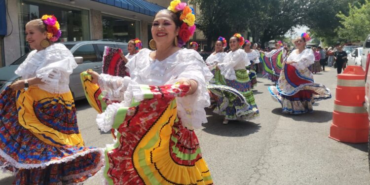Maestros le ponen fiesta a la Calle Hidalgo