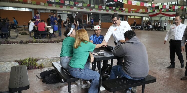 Rector y estudiantes de la UAT comparten jornada universitaria