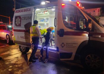 Conductora se desmaya y embiste a peatones: cuatro lesionados