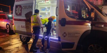 Conductora se desmaya y embiste a peatones: cuatro lesionados