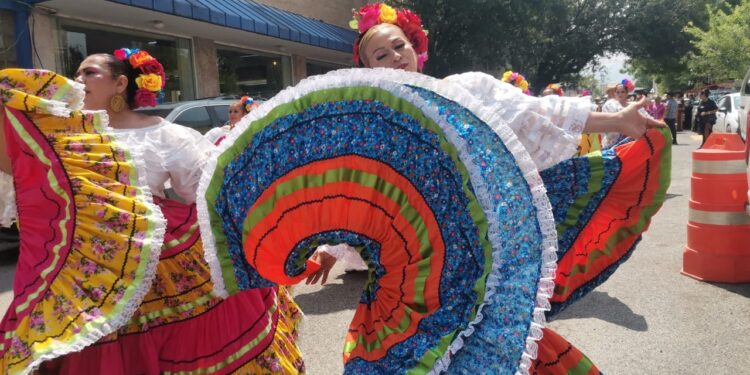 Maestros le ponen fiesta a la Calle Hidalgo
