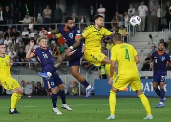 Países Bajos triunfa 3-2 en Lituania con récord de Memphis