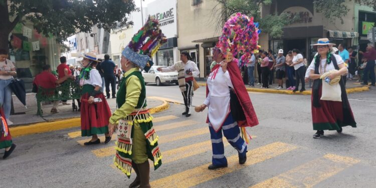 Maestros le ponen fiesta a la Calle Hidalgo