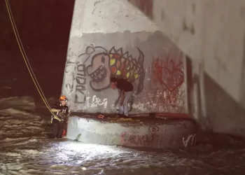 Tres personas rescatadas y 69 vehículos varados dejan lluvias en Nuevo León