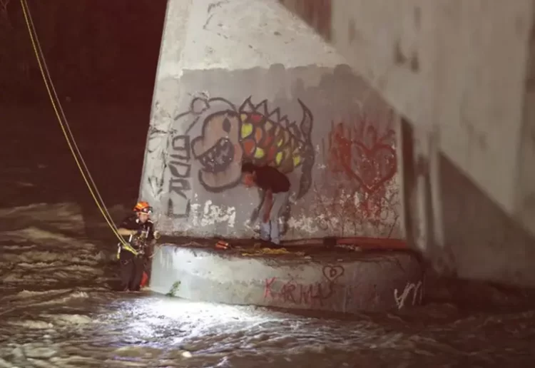 Tres personas rescatadas y 69 vehículos varados dejan lluvias en Nuevo León