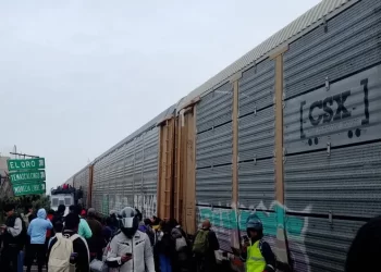 Tren embiste a camión de pasajeros en Atlacomulco; hay 8 muertos y 45 heridos