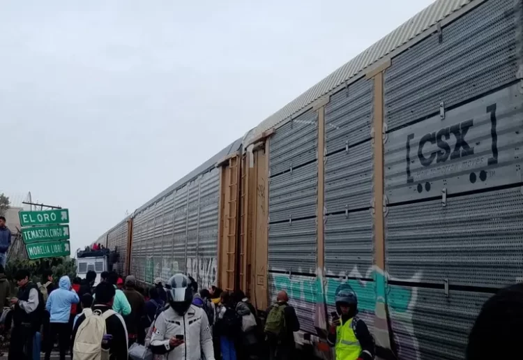 Tren embiste a camión de pasajeros en Atlacomulco; hay 8 muertos y 45 heridos