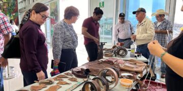 Exhiben artesanos de Jaumave y San Carlos productos en la Torre Gubernamental de Cd. Victoria