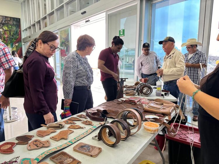 Exhiben artesanos de Jaumave y San Carlos productos en la Torre Gubernamental de Cd. Victoria