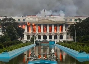 Manifestantes le prenden fuego a la exprimera dama de Nepal y queman el Parlamento