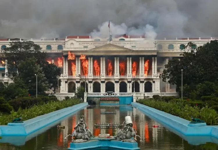 Manifestantes le prenden fuego a la exprimera dama de Nepal y queman el Parlamento