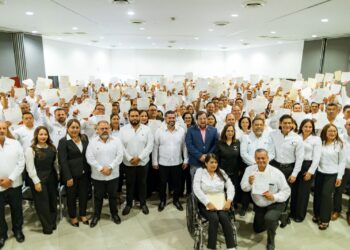 Entrega la SET 178 plazas a personal del Centro Estatal de Tecnología Educativa