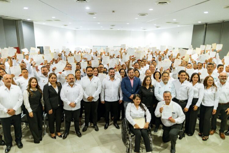 Entrega la SET 178 plazas a personal del Centro Estatal de Tecnología Educativa