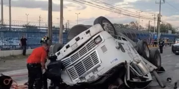 Tráiler cae de puente en carretera Reynosa-Río Bravo; muere conductor