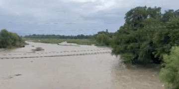 Rescatan a turistas atrapados en “El Chorrito”