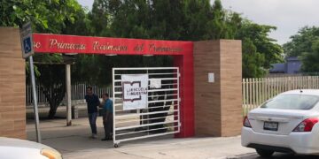 Protestan en escuela contra tesorera de la Mesa Directiva: no rinde informe
