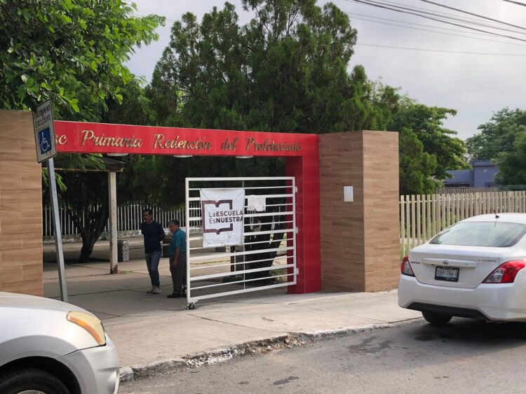 Protestan en escuela contra tesorera de la Mesa Directiva: no rinde informe