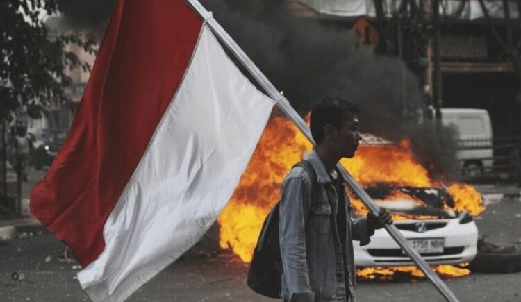 Protestas en Indonesia dejan seis muertos y fuertes disturbios