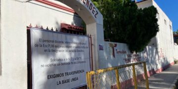 Maestros cierran escuela en protesta por designación de jefes