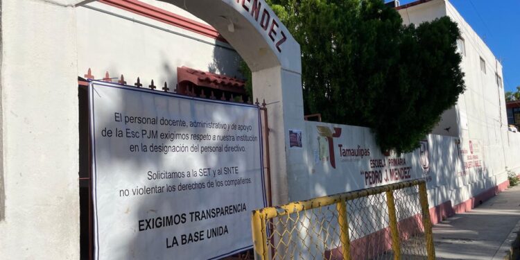 Maestros cierran escuela en protesta por designación de jefes