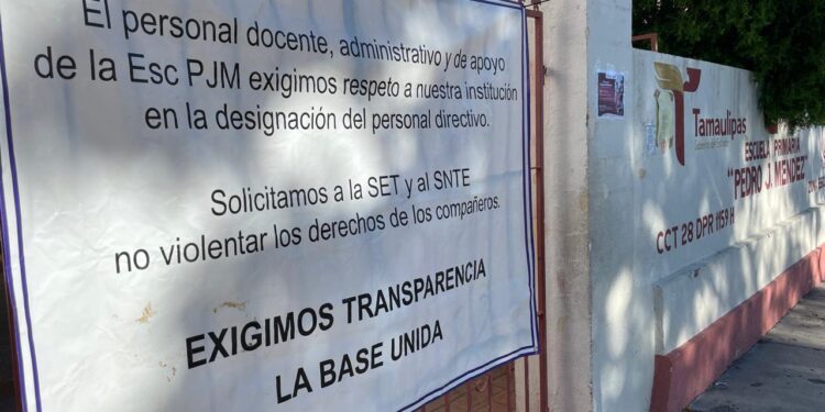 Maestros cierran escuela en protesta por designación de jefes