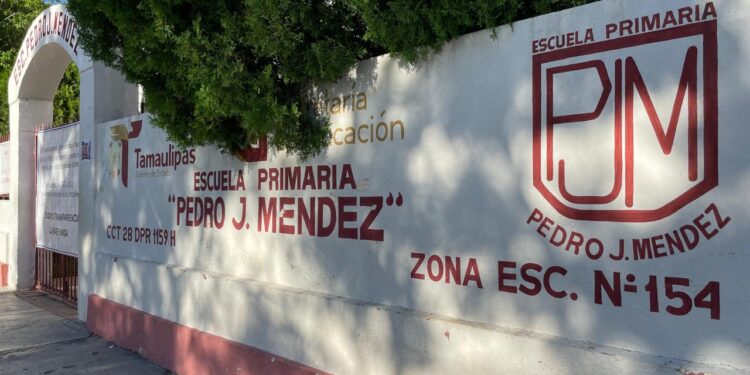 Maestros cierran escuela en protesta por designación de jefes