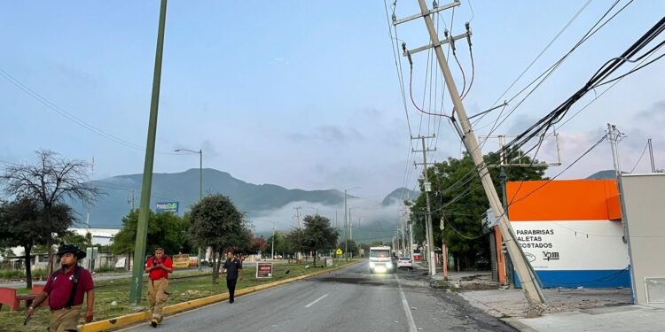 Trasnochados chocan contra poste de luz: un herido