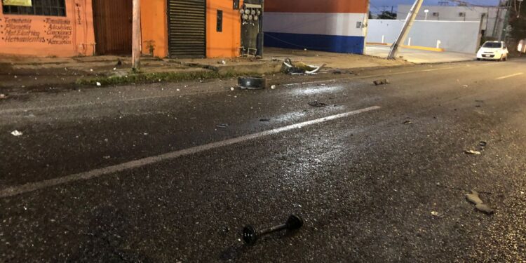 Trasnochados chocan contra poste de luz: un herido