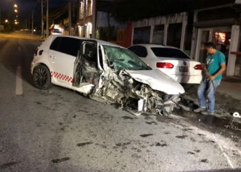 Trasnochados chocan contra poste de luz: un herido