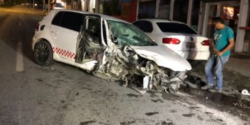 Trasnochados chocan contra poste de luz: un herido