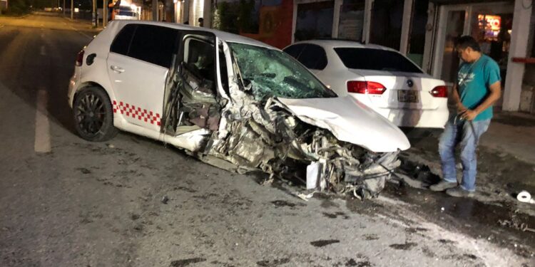 Trasnochados chocan contra poste de luz: un herido