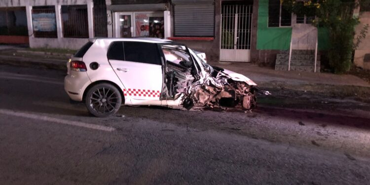 Trasnochados chocan contra poste de luz: un herido